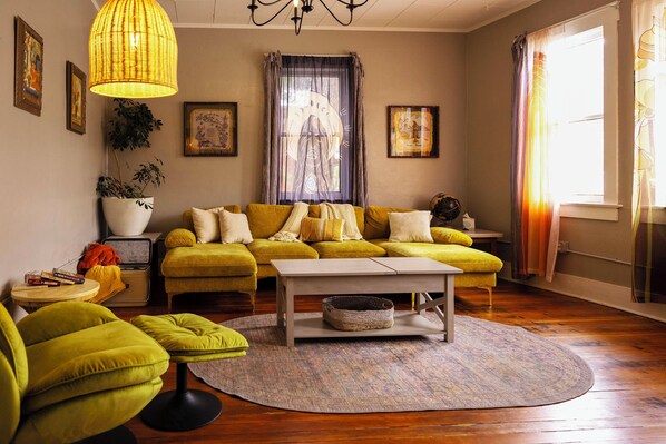 Cottage (2 Bedrooms) | Living area