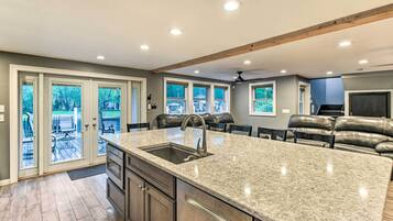 House (5 Bedrooms) | Interior