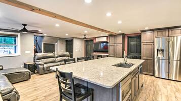 House (5 Bedrooms) | Interior