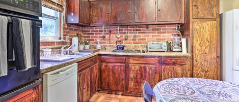 House (3 Bedrooms) | Private kitchen | Microwave, oven, stovetop, dishwasher