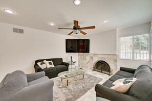 TV, fireplace, books - El Cajon Oasis w/ Backyard 17 Mi to Dtwn San Diego (El Cajon)