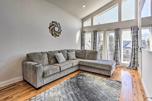 TV - Newark Apartment ~ 5 Mi to Turtle Back Zoo! (Newark)