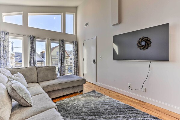 Appartement (3 Bedrooms) | Aire de séjour | Téléviseur