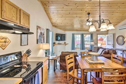 8 Mi to Great Smoky Mtn National Park: Cozy Cabin