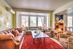 House (5 Bedrooms) | Interior