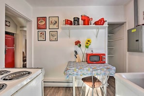 Microwave, oven, stovetop, cookware/dishes/utensils