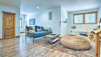 House (5 Bedrooms) | Interior