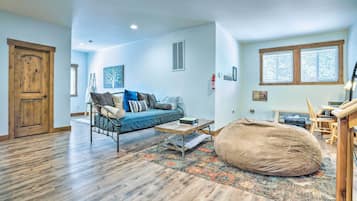 House (5 Bedrooms) | Interior