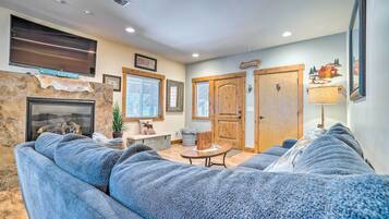 House (5 Bedrooms) | Interior