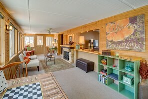 Interior - Patio & Grill: Cozy Cabin in Munds Park! (Munds Park)