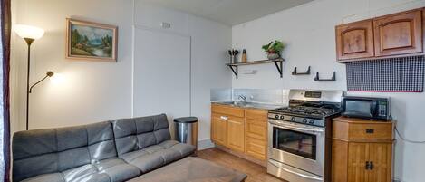 Micro-ondas, fogão, cooktop, talheres/pratos/utensílios de cozinha