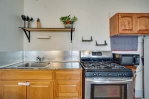 Microwave, oven, stovetop, cookware/dishes/utensils - Pet-friendly Vacation Rental Near Boyd Lake! (Loveland)