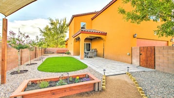 House (3 Bedrooms) | Terrace/patio