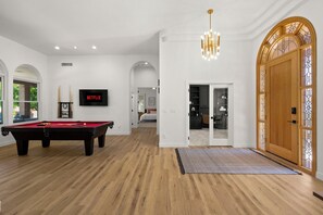 House (5 Bedrooms) | Interior