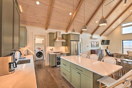 House (4 Bedrooms) | Private kitchen | Microwave, oven, stovetop, dishwasher