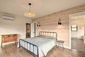 4 bedrooms, bed sheets - Secluded Kingfield Abode w/ Idyllic Mtn Views (Kingfield)
