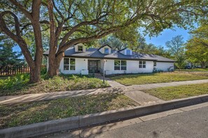 Exterior - Spacious Fort Worth Getaway < 4 Mi to Dtwn! (Fort Worth)