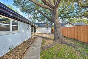 Property grounds - Spacious Fort Worth Getaway < 4 Mi to Dtwn! (Fort Worth)