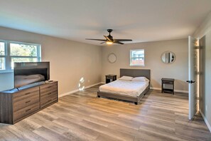 4 bedrooms, bed sheets - Spacious Fort Worth Getaway < 4 Mi to Dtwn! (Fort Worth)