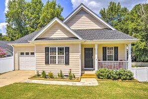 Interior - Welcoming Abode w/ Yard ~ 1 Mi to Dtwn Apex! (Apex)