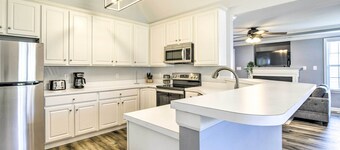 Welcoming Abode w/ Yard ~ 1 Mi to Dtwn Apex!