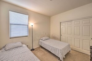 4 bedrooms, iron/ironing board, free cots/infant beds, bed sheets - Glendale Retreat: Walk to State Farm Stadium! (Glendale)