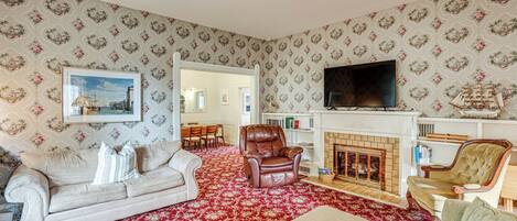 Cottage (6 Bedrooms) | Living area