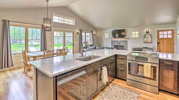 Unclassified image, 1 of 35, button - Pet-friendly Sisters Home: Hike, Bike & Ski! (Sisters)