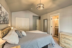 Room - Pet-friendly Sisters Home: Hike, Bike & Ski! (Sisters)