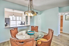 Dining - Daytona Beach Condo Rental ~ 2 Mi to Beach! (Daytona Beach)