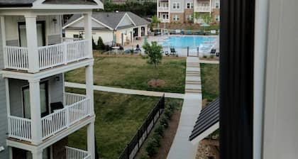 Brightly Lit, Vaulted with Poolside and Mountain View. Minutes from Downtown