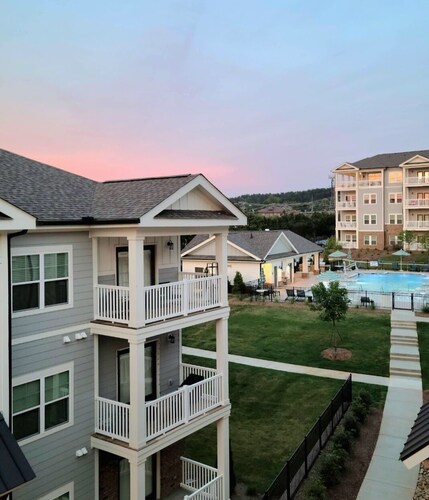 Brightly Lit, Vaulted with Poolside and Mountain View. Minutes from Downtown