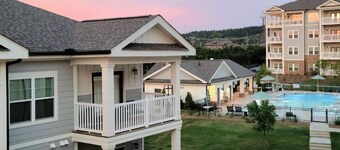 Brightly Lit, Vaulted with Poolside and Mountain View. Minutes from Downtown