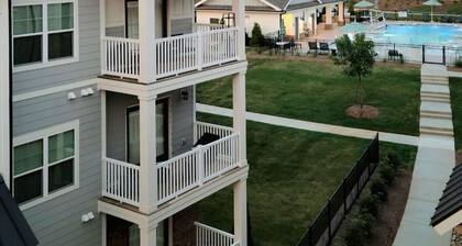 Brightly Lit, Vaulted with Poolside and Mountain View. Minutes from Downtown