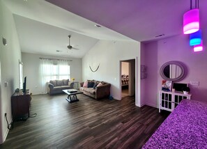 Smart TV, books, printers - Brightly Lit, Vaulted with Poolside and Mountain View. Minutes from Downtown (Greenville)