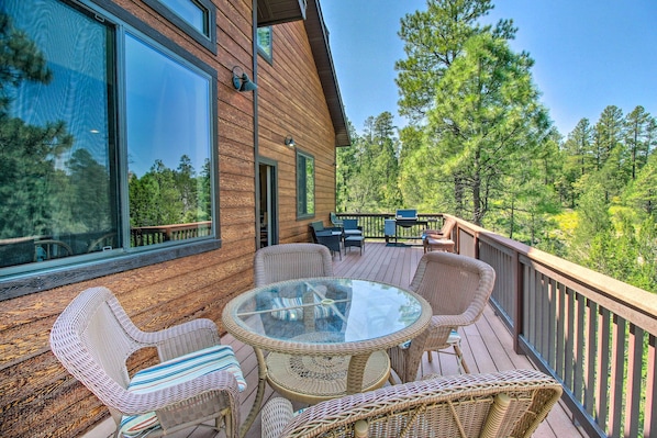 Terrace/patio - Serene Cabin: Coconino Nat'l Forest View! (Heber)