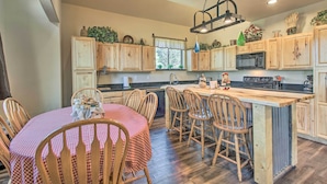Dining - Serene Cabin: Coconino Nat'l Forest View! (Heber)
