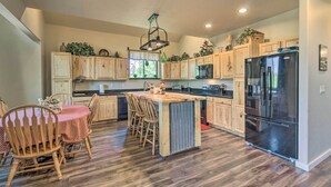 Microwave, oven, stovetop, dishwasher - Serene Cabin: Coconino Nat'l Forest View! (Heber)
