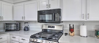 ทาวน์โฮม Bakersfield กลางเมืองพร้อมระเบียงส่วนตัว