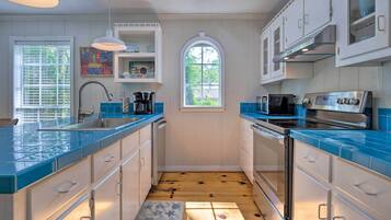 Cottage (2 Bedrooms) | Dapur peribadi | Ketuhar gelombang mikro, ketuhar, dapur, mesin basuh pinggan mangkuk