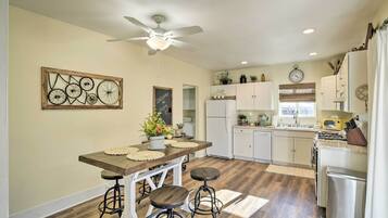 ํ์ฐ์ค (2 Bedrooms) | ๋ด๋ถ