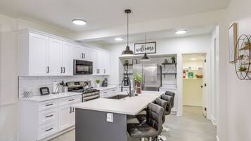 House (4 Bedrooms) | Front of property