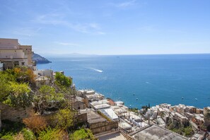 A coastal town with buildings along the cliffside overlooking the sea. - Casa Darly in Positano (Positano)