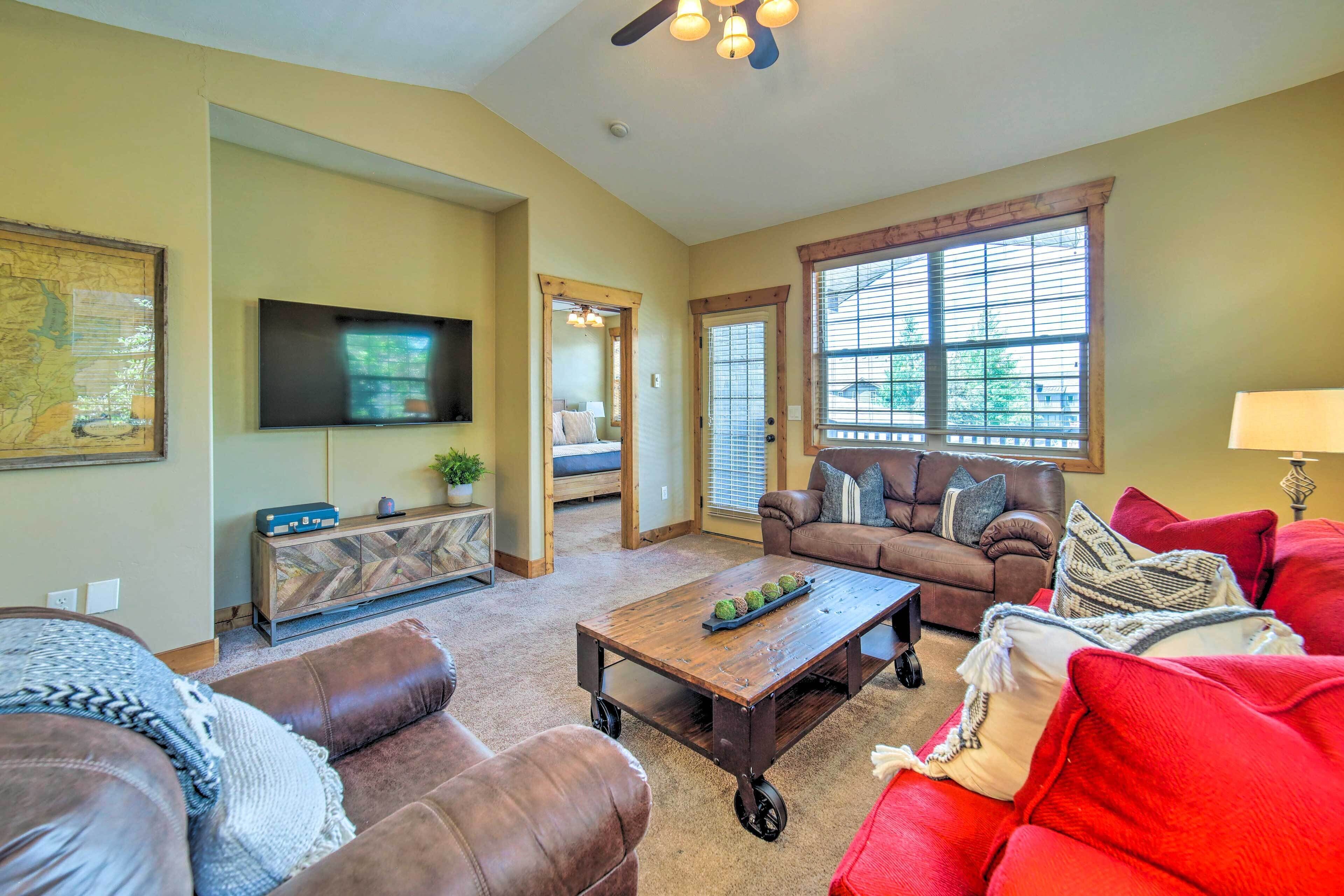 Apartment (3 Bedrooms) | Living area | TV