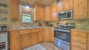 Microwave, oven, stovetop, cookware/dishes/utensils