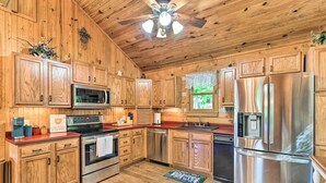 Private kitchen - Lakefront Log Cabin w/ Fire Pit & Gas Grill! (Leitchfield)
