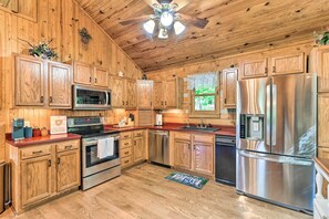 Microwave, oven, stovetop, dishwasher - Lakefront Log Cabin w/ Fire Pit & Gas Grill! (Leitchfield)