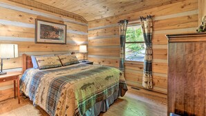 Room - Lakefront Log Cabin w/ Fire Pit & Gas Grill! (Leitchfield)
