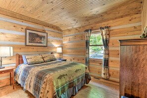 3 bedrooms, bed sheets - Lakefront Log Cabin w/ Fire Pit & Gas Grill! (Leitchfield)