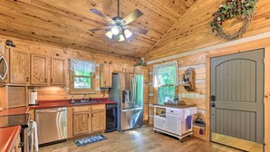 Private kitchen - Lakefront Log Cabin w/ Fire Pit & Gas Grill! (Leitchfield)